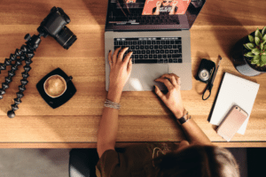 Professionista che lavora al computer in un ambiente di lavoro moderno e luminoso.