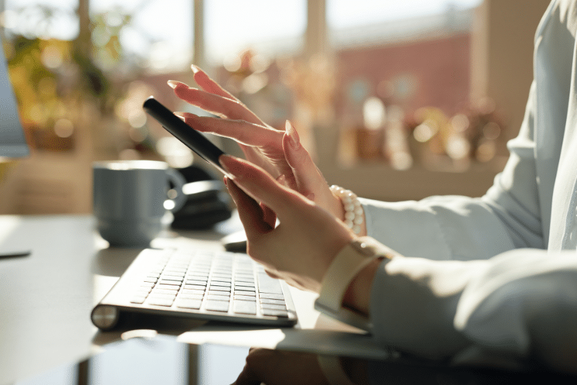 Gestione dei social media da smartphone e computer