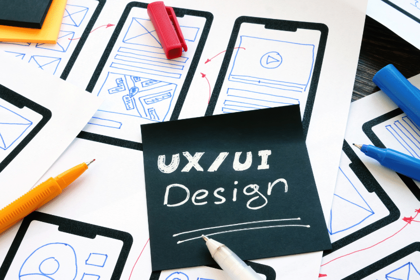 Wireframe su carta per la progettazione UX/UI con nota "UX/UI Design"