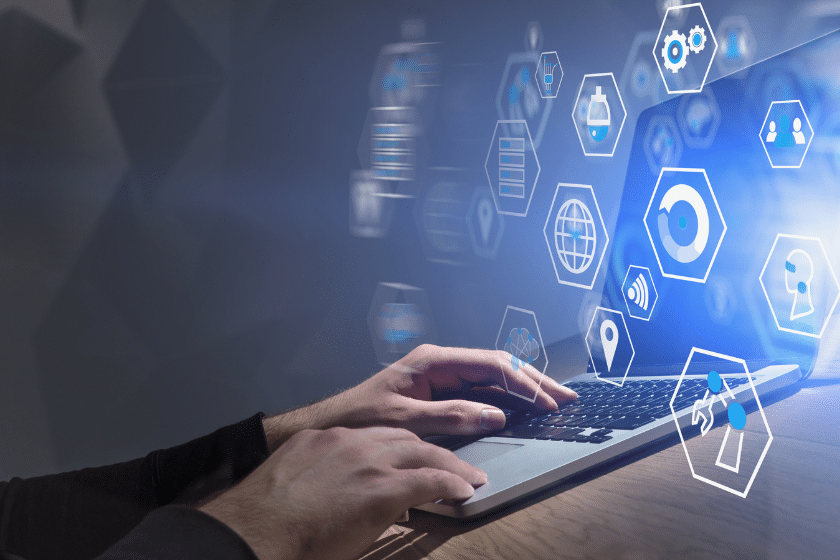 Mani su tastiera di laptop con icone tecnologiche tridimensionali in primo piano