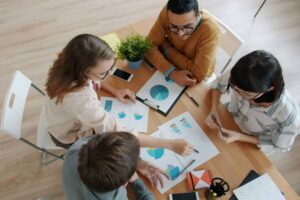 Team dell'agenzia marketing al lavoro su strategia e analisi dati nella sede di Parma