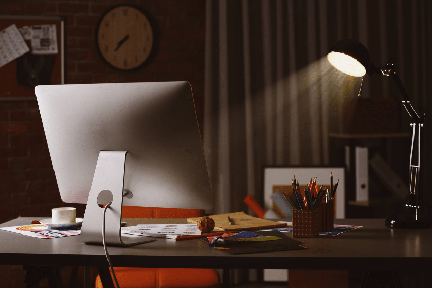 postazione grafica con monitor, campioni colore e materiali di progettazione in studio creativo