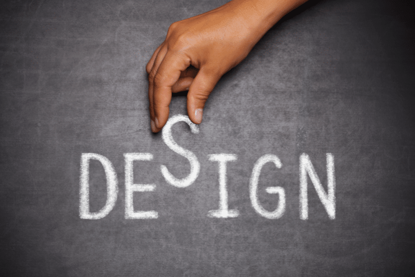 mano che posiziona la lettera s nella parola design scritta su lavagna