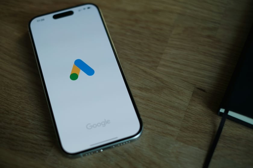 app google ads su smartphone per gestione campagne pubblicitarie
