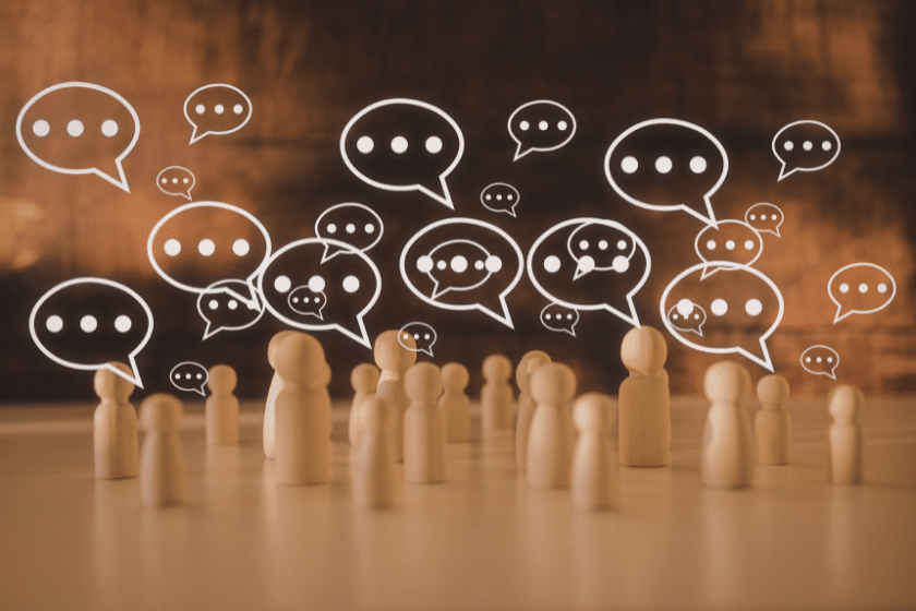 Figure stilizzate con fumetti che rappresentano conversazioni tra utenti