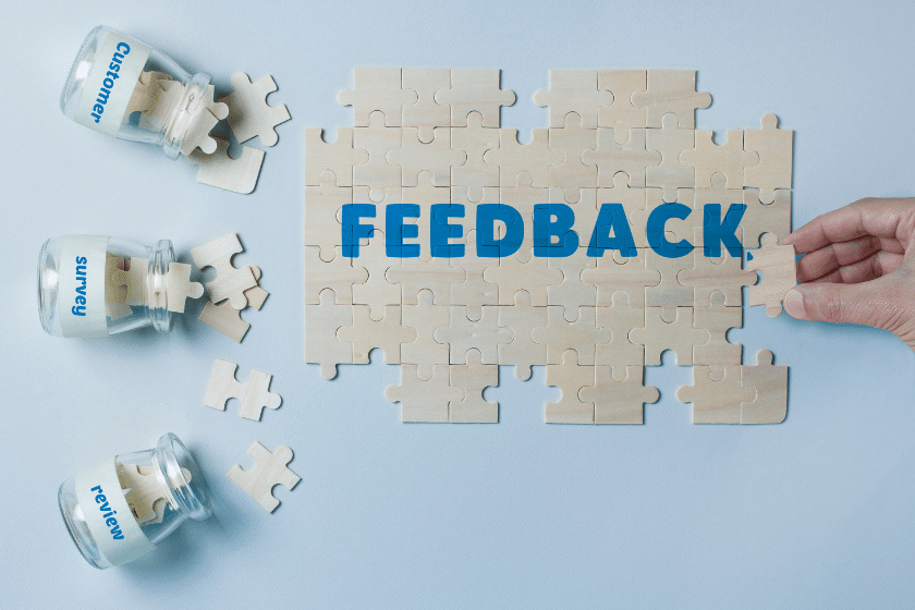 Puzzle in costruzione con la parola feedback al centro e pezzi sparsi