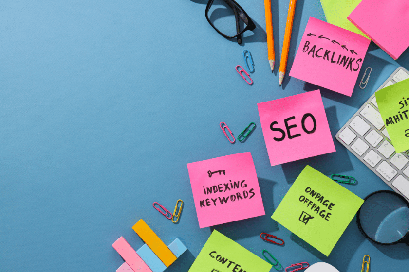 Post-it colorati con scritte SEO e strategia su una scrivania