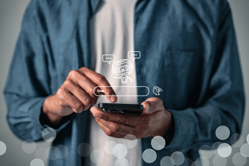 Persona che usa uno smartphone con interfaccia chatbot AI per acquisti online.
