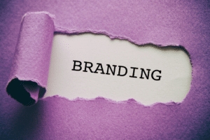 Libro sulla brand identity, quaderno e materiali creativi su una scrivania per rappresentare il lavoro di un’agenzia brand a Parma.