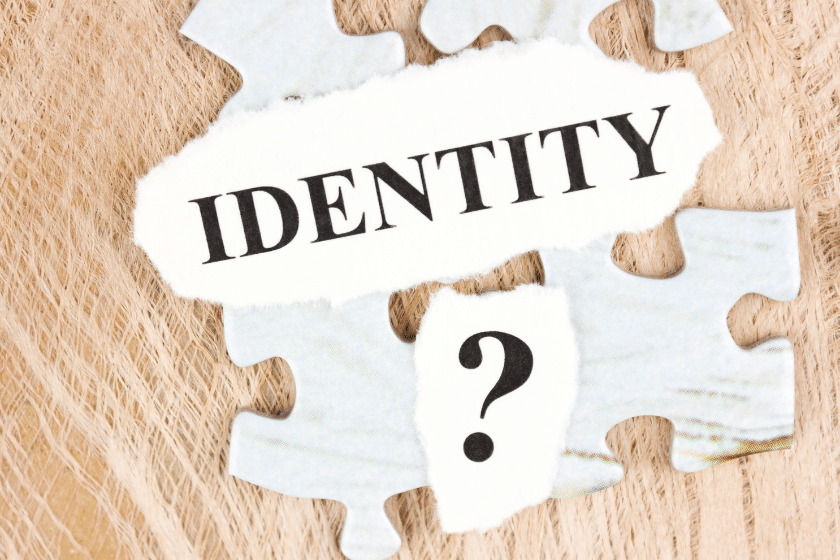 Foglio con la parola identity e punto interrogativo per rappresentare la costruzione del brand