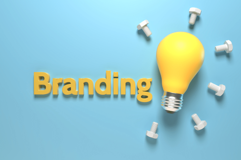 Scritta Branding su sfondo azzurro con lampadina gialla e icone creative