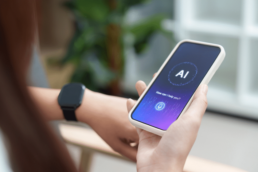 Persona che usa uno smartphone con schermata AI per assistenza e acquisti.