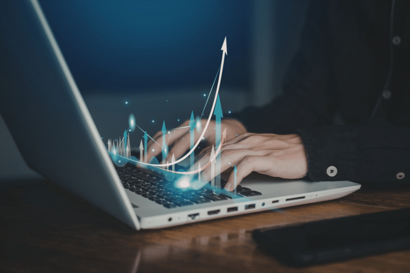 Grafico di crescita digitale sopra laptop per misurare performance AI.
