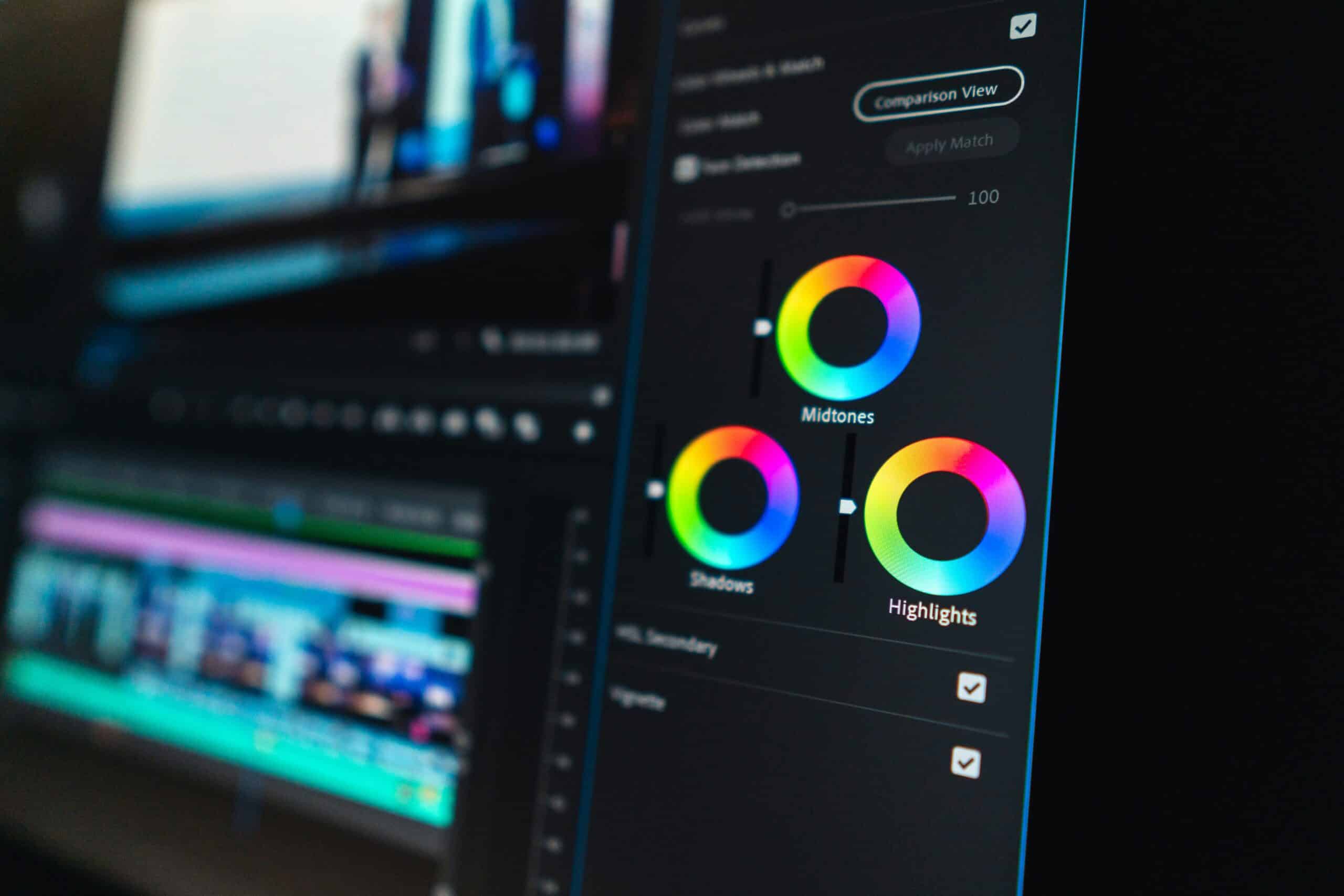 Pannello di correzione colore di un software di editing video con tre ruote cromatiche per ombre, mezzitoni e alte luci su interfaccia scura